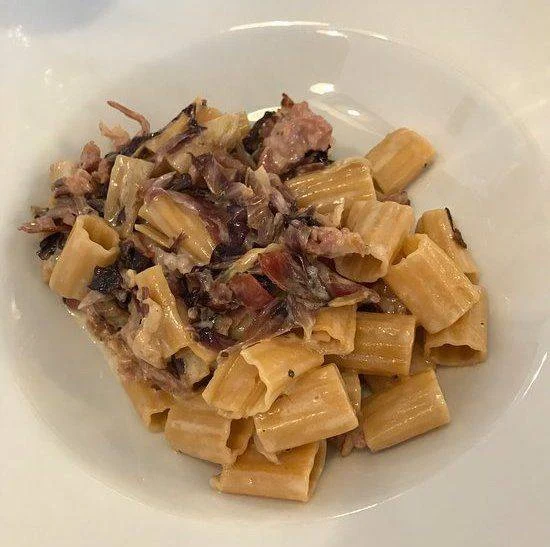 "Mezzemaniche" di legumi radicchio e speck