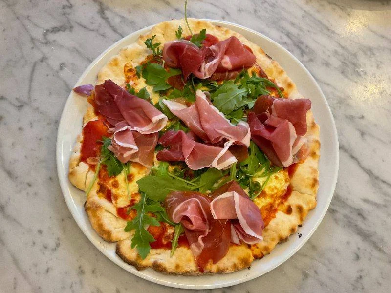 Pizza crudo e rucola
